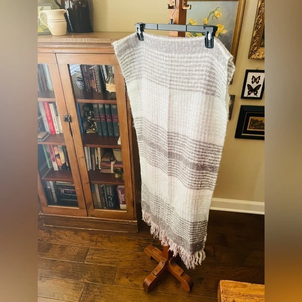 NWT Dressbarn plaid blanket wrap scarf acrylic fringe 72x20 white gray lavender